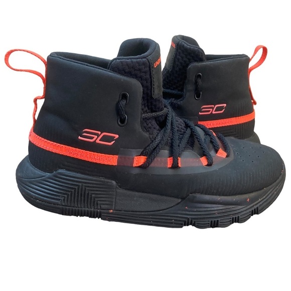 Under Armour Charged Boys Mid Top Athletic Shoes Size 1Y EUC - Picture 3 of 9